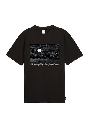 Zwarte katoenen T-shirt met een voetbalthema grafiek in grijswaarden met een witte cirkel en tekst die zegt: "Vraag me alles, ik ben een voetbalspecialist."