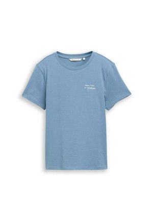 Lichtblauw T-shirt met korte mouwen en ronde hals, met kleine witte tekst "Good Vibes or Goodbyes" op de linkerborst.