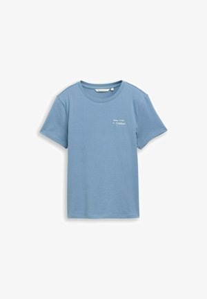 Lichtblauw T-shirt met korte mouwen en ronde hals, met kleine witte tekst "Good Vibes or Goodbyes" op de linkerborst.