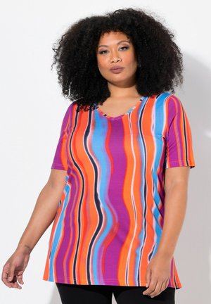 T-shirt à manches courtes et col en V dans des couleurs vives : violet, orange, bleu et noir avec un motif à rayures ondulées. Tissu doux et coupe décontractée.