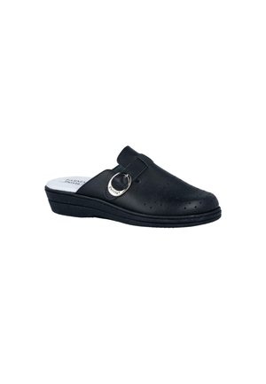 Zueco negro de cuero sin cordones con perforaciones en la parte superior y hebilla metálica en el lateral, con una suela de cuña baja.