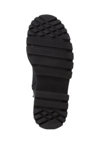 Suola di scarpa in gomma nera con righe strutturate e un motivo a diamante per la trazione. Presenta scanalature orizzontali e verticali per una maggiore aderenza.