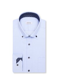 Chemise bleu clair manches longues avec col boutonné, boutons noirs, doublure intérieure du col et des poignets à motif sombre, pliée à plat.