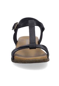 Zwarte leren sandaal met een platte zool, eenvoudig bandontwerp, open teen en verstelbare gesp. De binnenzool is lichtbruin van kleur.
