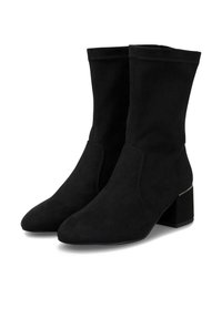 Botas negras de tobillo hechas de ante, con punta afilada, tacón cuadrado de altura media y un sutil detalle de costura. Textura suave con un diseño elegante.