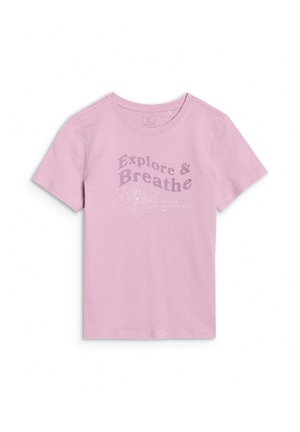 Jasnofioletowy t-shirt z krótkim rękawem, okrągłym dekoltem, z napisem "Explore & Breathe" oraz subtelną spiralną grafiką z przodu.