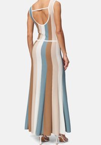 Strick-Maxikleid mit breiten vertikalen Streifen in Blau, Beige und Weiß. Verfügt über einen runden Rückenausschnitt und ein eng anliegendes Oberteil mit einem ausgestellten Rock.