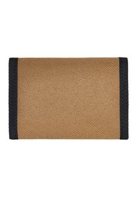 Portefeuille en textile marron avec une texture tissée et des bords noirs. Il présente une forme rectangulaire avec des lignes diagonales sur la surface.