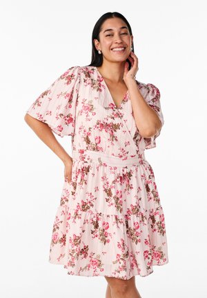 Vestido de estampado floral en rosa claro con mangas rizadas, escote en V y falda de volantes. Presenta patrones de flores en tonos de rosa y marrón.