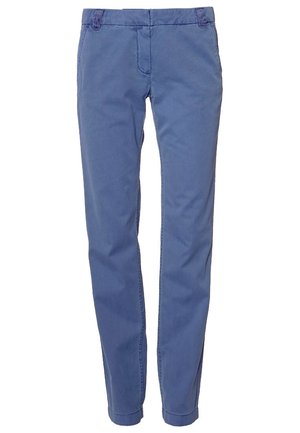 Niebieskie spodnie slim fit z szlufkami na pasek, przednimi kieszeniami i czystym pasem, pokazane na białym tle.