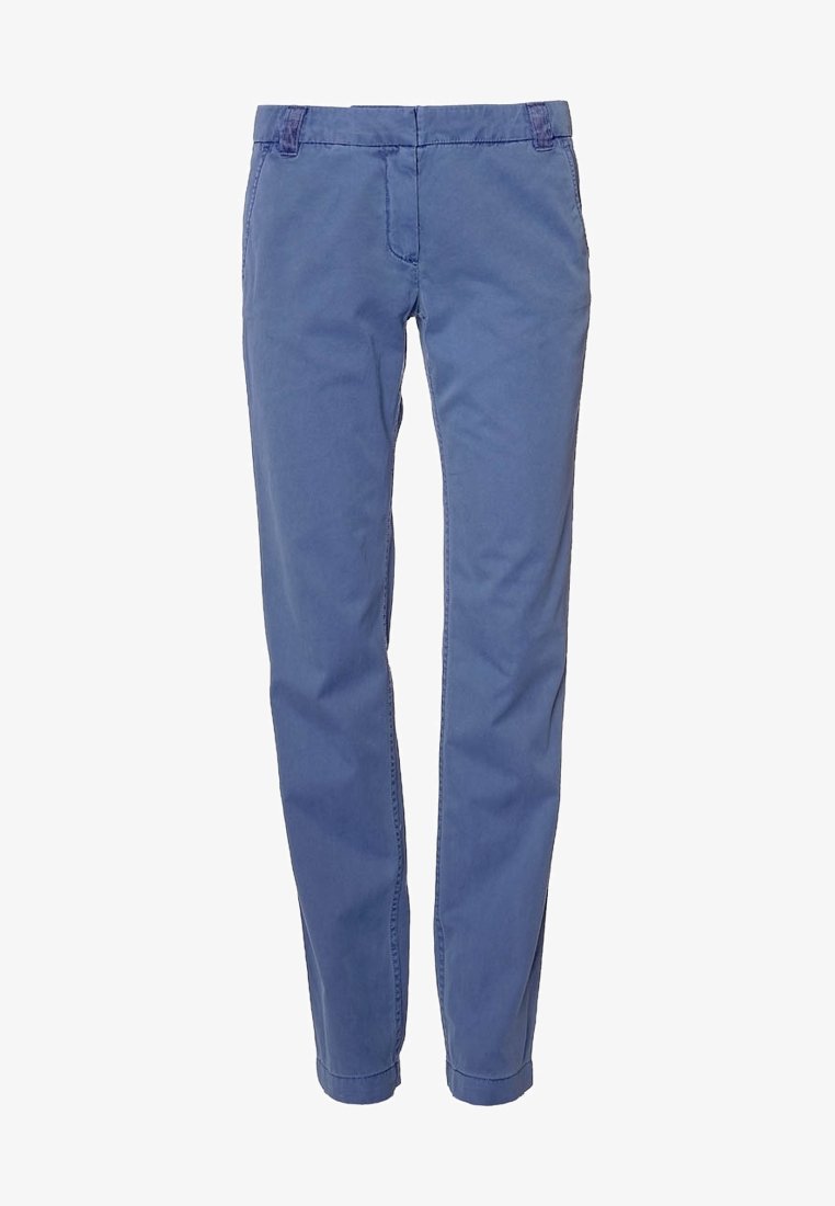 Pantalon bleu slim avec passants de ceinture, poches avant et une taille nette, présenté sur fond blanc.