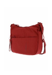 Borsa a tracolla rossa in tessuto texturizzato, con chiusura zip, tracolla regolabile e tasca frontale. Presenta un discreto dettaglio del logo sul lato.
