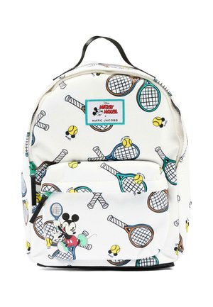 Zaino bianco con racchette da tennis colorate, palline da tennis gialle e un'illustrazione giocosa di Topolino, marchio Marc Jacobs.