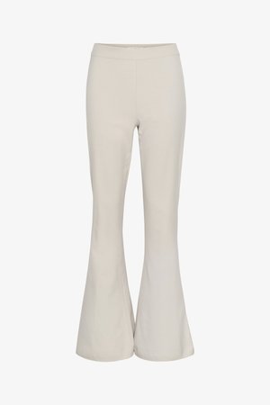 Beige utsvingte bukser laget av glatt stoff. De har en bred midjeelastikk og en tettsittende silhuett som åpner seg nederst.