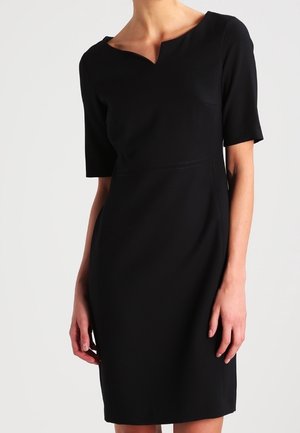 Zwarte jurk met een ronde halslijn en korte mouwen, met een aansluitend silhouet en glad, rekbaar materiaal. Eenvoudig, minimalistisch ontwerp.