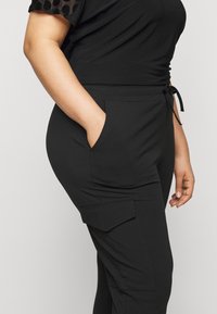 Kaffe Curve KCSINE PANTS - Pantaloni cargo - black deep