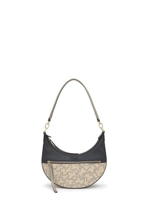 Sac d'épaule en forme de demi-lune avec tissu beige à motifs, dessus en cuir noir, fermeture éclair dorée et bandoulière taupe réglable.