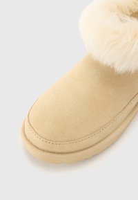 UGG CLASSIC CHALET - Botas para la nieve - sandcastle