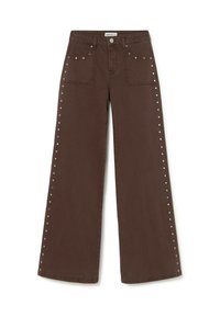 Jeans anchos marrones con tachuelas plateadas a lo largo de las costuras laterales y los bolsillos frontales, fabricados en denim de textura suave.