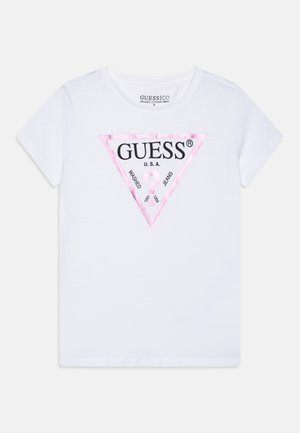 Bela majica iz organskega bombaža z roza trikotnim logotipom v središču, ki vsebuje napis "GUESS U.S.A." in "WASHED JEANS".
