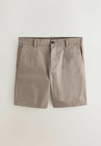 Shorts hommes beige à devant plat, avec passants de ceinture, fermeture à boutons sur le devant et poches latérales, posés à plat sur une surface blanche.