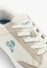 Sneaker mit einem strukturierten weißen Mesh-Obermaterial, hellgrauen Wildlederakzenten, blauer Totenkopf-Grafik, weißen Schnürsenkeln mit hellblauer Naht und gepolstertem Schaft.