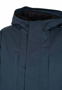 Chaqueta azul marino con un cuello alto, detalle de pliegue frontal y textura de tela suave. Cuenta con una capucha desmontable y un diseño minimalista.