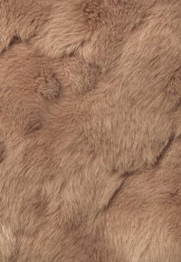Rjava umetna krzna tkanina z mehko, puhasto teksturo, ki ima različne dolžine ter subtilne variacije v barvi in gostoti po celotni površini.
