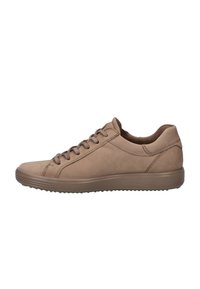 Bruine leren sneakers met ronde neus, vetersluiting, gevoerde kraag en een gestructureerde rubberen zool. Gladde afwerking met subtiele stiksels.