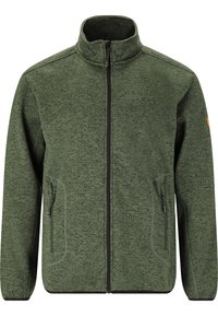 Giacca in pile verde con zip completa, colletto alto, due tasche laterali con zip e una piccola toppa marrone sulla manica sinistra.