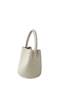 Sac à seau en cuir blanc avec une finition texturée, base arrondie et une seule poignée ; le dessus s'ouvre pour révéler un intérieur contrasté.