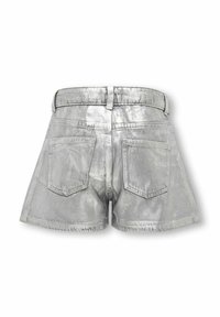 Metalické stříbrné džínové šortky s vysokým pasem, dvěma zadními kapsami a mírně obroušeným lemem. Hladká textura a strukturovaný design.