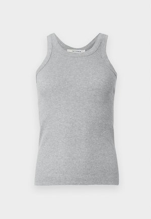 Grå ribbet tanktop med rund halsudskæring og brede skulderstropper. Stoffet har en blød tekstur og en tætsiddende silhuet.