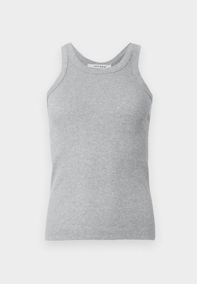 Hallidest ribikatega tank top, millel on ümmargune kaelus ja laiad õlavarretriibud. Kanga tekstuur on pehme ja keha järgiv siluett.