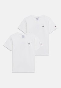 Δύο λευκά βαμβακερά t-shirts με κοντά μανίκια. Κάθε ένα έχει ένα μικρό μαύρο λογότυπο στο στήθος και ένα ακόμα στο μανίκι.