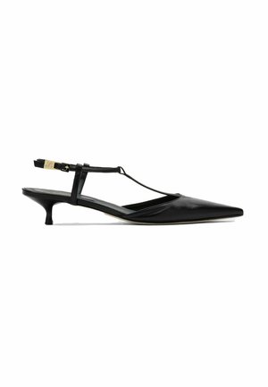 Scarpa con tacco kitten slingback in pelle nera con punta affusolata e sottile cinturino alla caviglia con piccola fibbia dorata.