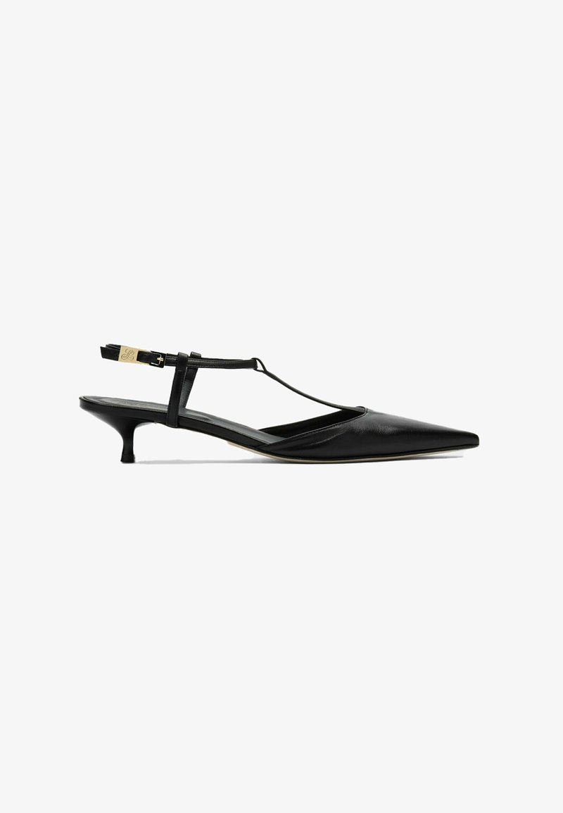 Chaussure à talon aiguille chaussure bébé en cuir noir avec bout pointu et fine bride de cheville munie d'une petite boucle dorée.