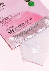 Collagen Reede Shot Hydrogel-mask i en rosa påse, med en glansig yta, vit gelmask och tydliga appliceringsinstruktioner på baksidan.