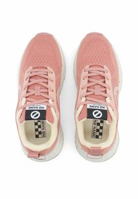 Rosa Sportschuhe mit einem strukturierten Strickoberteil, flachen Schnürsenkeln und einer gepolsterten, weiß gesprenkelten Sohle. Enthält ein schwarz-weißes Etikett innen.