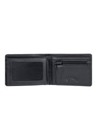 Schwarze Lederbörse im Format Bifold, mit einem durchsichtigen Ausweisfenster, einem Reißverschlussfach und einem strukturierten Innenbereich. Subtile Prägung des Logos.