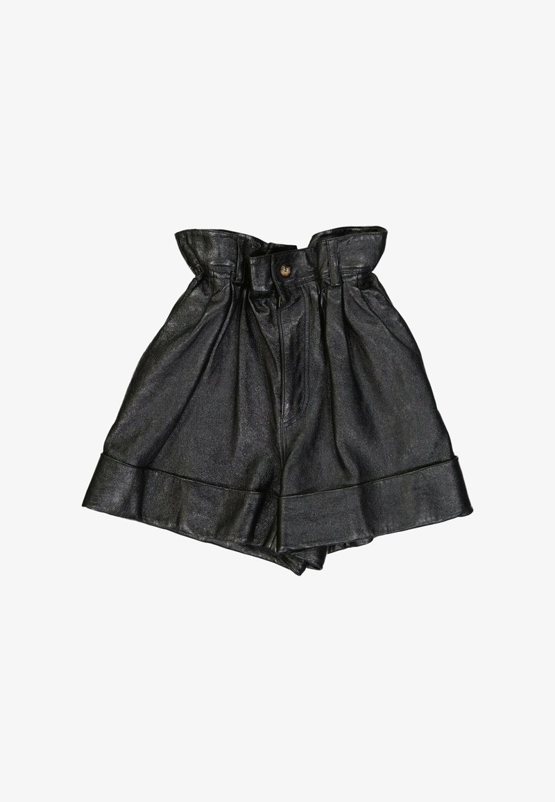 Short noir en similicuir taille haute avec taille paperbag, fermeture par bouton, plis et larges ourlets revers.