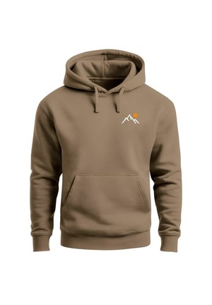 Brauner Pullover-Hoodie mit einer vorderen Kängurutasche, ausgestattet mit einem Berg- und Sonnenlogo in Weiß und Orange auf der Brust. Weiche Stoffstruktur.