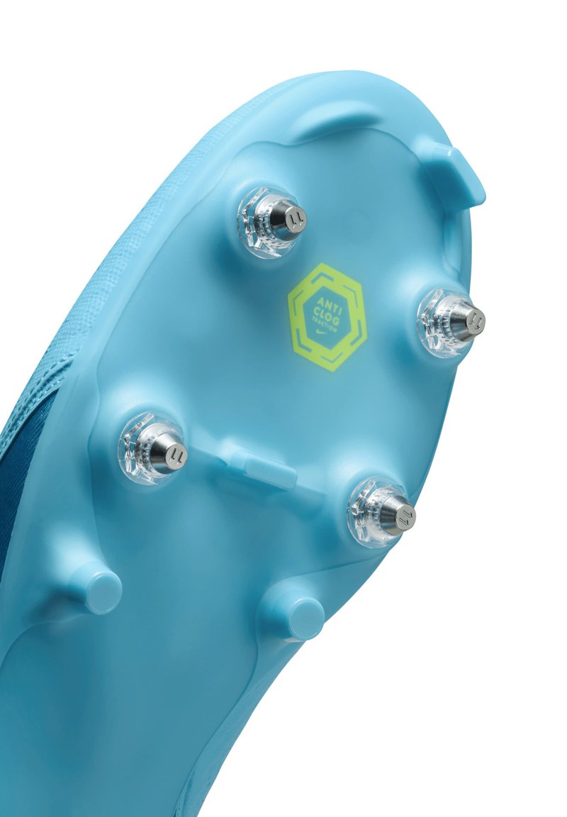 Semelle de chaussure de football bleue avec cinq crampons transparents et étiquette de technologie anti-boue dans un hexagone vert. Texture lisse avec une forme courbée.