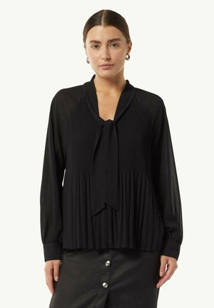 Schwarze Bluse mit Falten, einem Bindeband am Hals und langen Ärmeln. Weicher Stoff mit fließender Silhouette und leicht transparentem Textur.