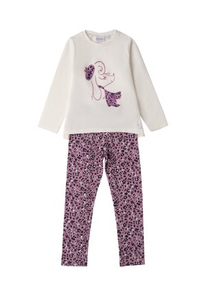 Maglietta bianca a maniche lunghe con un graficato di un cane in motivo leopardato rosa, abbinata a leggings rosa con macchie leopardate nere. Materiale in miscela di cotone.