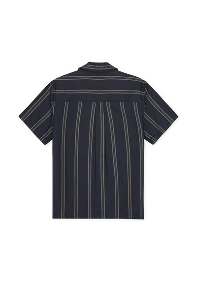 Chemise à manches courtes en tissu bleu foncé avec des rayures verticales vertes et beiges, dotée d'un col et d'un détail plissé au dos.