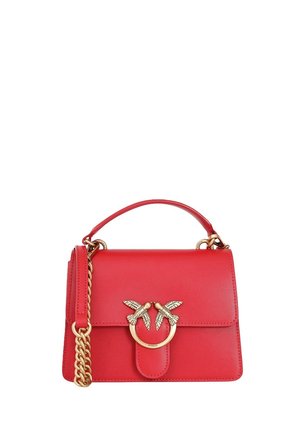 Sac à main en cuir rouge avec bandoulière chaîne dorée et fermoir doré orné de deux oiseaux s'embrassant sur le rabat avant.