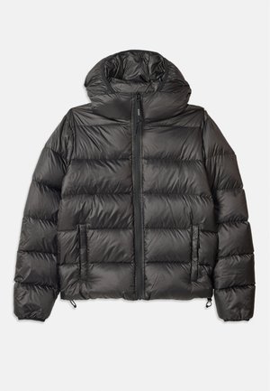 Chaqueta acolchada negra con capucha, con cierre frontal de cremallera, dos bolsillos laterales y textura acolchada. Fabricada con material ligero y aislante.