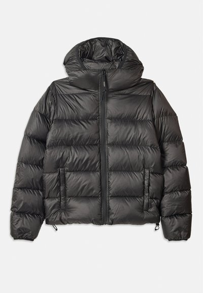 Schwarze Pufferjacke mit Kapuze, mit einem Reißverschluss vorne, zwei seitlichen Taschen und gestepptem Muster. Hergestellt aus leichtem, isoliertem Material.