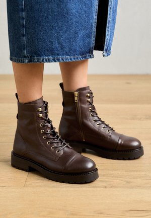 Enkellaarsjes met plateauzool - brown